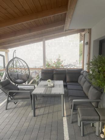 Grafitowy narożnik na taras z regulowanym fotelem i stołem 150cm - Renalo Corner