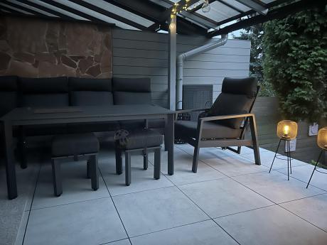 Grafitowy narożnik na taras z regulowanym fotelem i stołem 150cm - Renalo Corner