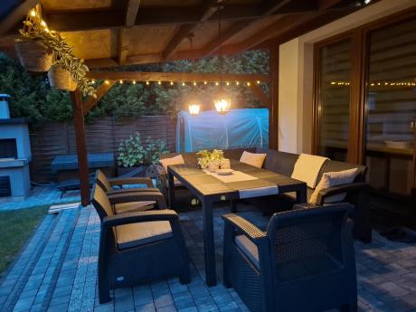 Grafitowy narożnik na taras ze stołem obiadowym Rellme VI i 3 fotelami