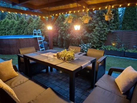 Grafitowy narożnik na taras ze stołem obiadowym Rellme VI i 3 fotelami