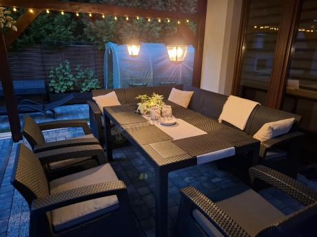 Grafitowy narożnik na taras ze stołem obiadowym Rellme VI i 3 fotelami