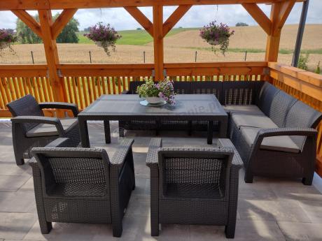 Grafitowy narożnik na taras ze stołem obiadowym Rellme VI i 3 fotelami