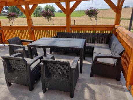 Grafitowy narożnik na taras ze stołem obiadowym Rellme VI i 3 fotelami