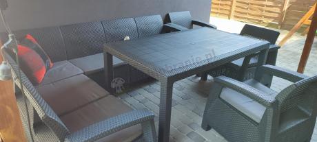 Grafitowy narożnik na taras ze stołem obiadowym Rellme VI i 3 fotelami