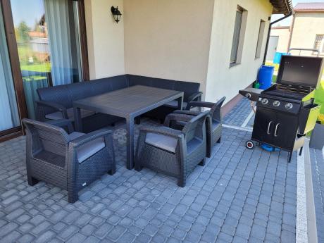 Grafitowy narożnik na taras ze stołem obiadowym Rellme VI i 3 fotelami