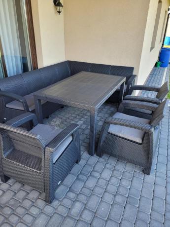 Grafitowy narożnik na taras ze stołem obiadowym Rellme VI i 3 fotelami