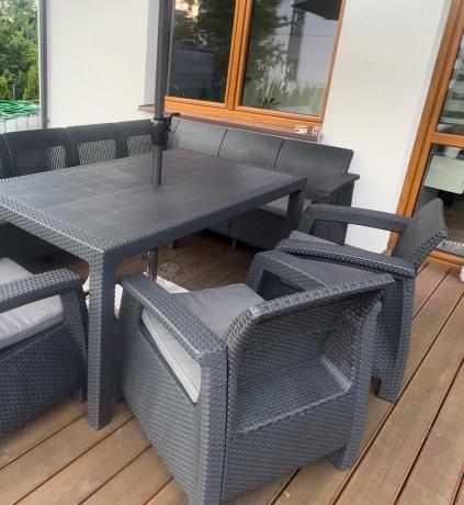 Grafitowy narożnik na taras ze stołem obiadowym Rellme VI i 3 fotelami
