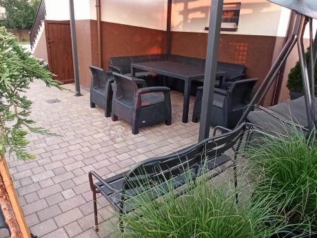 Grafitowy narożnik na taras ze stołem obiadowym Rellme VI i 3 fotelami