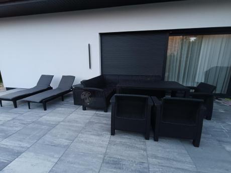 Grafitowy narożnik na taras ze stołem obiadowym Rellme VI i 3 fotelami