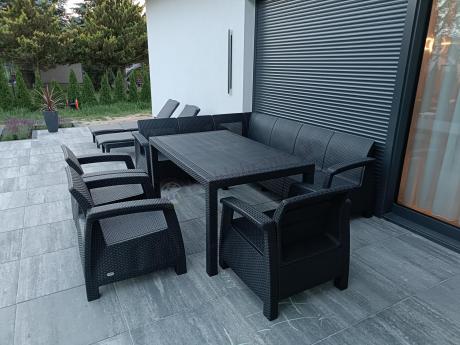 Grafitowy narożnik na taras ze stołem obiadowym Rellme VI i 3 fotelami