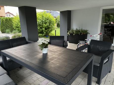 Grafitowy narożnik na taras ze stołem obiadowym Rellme VI i 3 fotelami