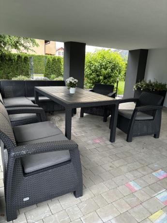 Grafitowy narożnik na taras ze stołem obiadowym Rellme VI i 3 fotelami