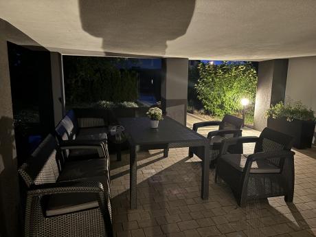 Grafitowy narożnik na taras ze stołem obiadowym Rellme VI i 3 fotelami