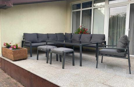 Grafitowy narożnik ogrodowy 184x294cm modułowy ze stołem obiadowym i fotelem Sodor Corner XXL - Dark Grey