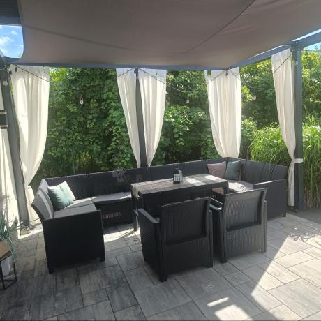 Grafitowy narożnik ogrodowy Nedler 172 x 222 cm, z dwoma fotelami i skrzynią ze schowkiem