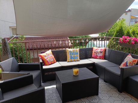 Grafitowy narożnik ogrodowy Nedler 172 x 222 cm, z dwoma fotelami i skrzynią ze schowkiem
