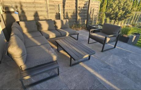 Grafitowy narożnik ogrodowy z fotelem i stolikiem 110cm Panaon Corner 220x220 - DG