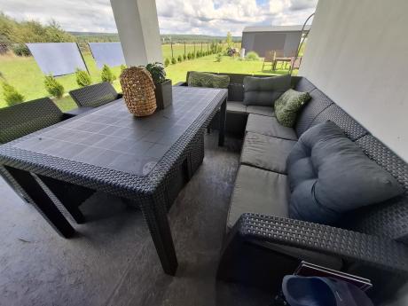 Grafitowy narożnik ogrodowy ze stołem obiadowym Rellme VI z 2 fotelami + 2 pufy