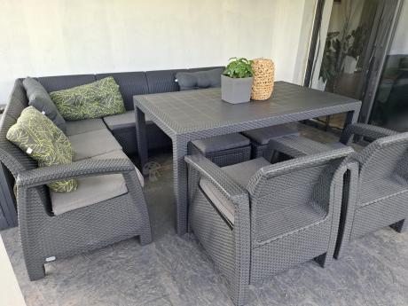 Grafitowy narożnik ogrodowy ze stołem obiadowym Rellme VI z 2 fotelami + 2 pufy