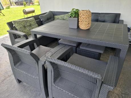 Grafitowy narożnik ogrodowy ze stołem obiadowym Rellme VI z 2 fotelami + 2 pufy
