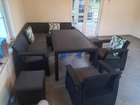 Grafitowy narożnik ogrodowy ze stołem obiadowym Rellme VI z 2 fotelami + 2 pufy