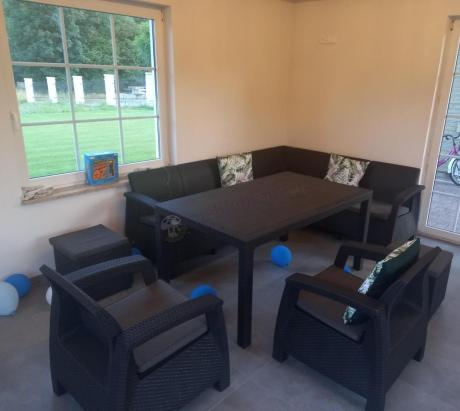 Grafitowy narożnik ogrodowy ze stołem obiadowym Rellme VI z 2 fotelami + 2 pufy