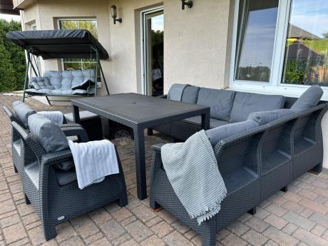 Grafitowy narożnik ogrodowy ze stołem obiadowym Rellme VI z 2 fotelami + 2 pufy
