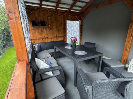 Grafitowy narożnik ogrodowy ze stołem obiadowym Rellme VI z 2 fotelami + 2 pufy