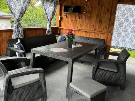 Grafitowy narożnik ogrodowy ze stołem obiadowym Rellme VI z 2 fotelami + 2 pufy