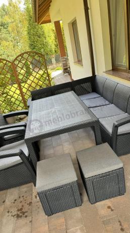 Grafitowy narożnik ogrodowy ze stołem obiadowym Rellme VI z 2 fotelami + 2 pufy