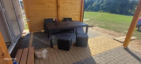 Grafitowy narożnik ogrodowy ze stołem obiadowym Rellme VI z 2 fotelami + 2 pufy