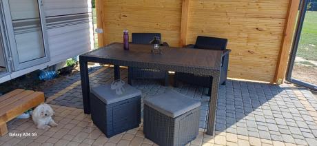 Grafitowy narożnik ogrodowy ze stołem obiadowym Rellme VI z 2 fotelami + 2 pufy