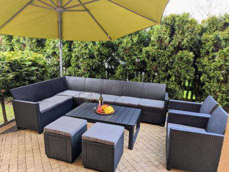 Grafitowy narożnik tarasowy 172 x 222cm stół podnoszony, fotel i dwie pufy