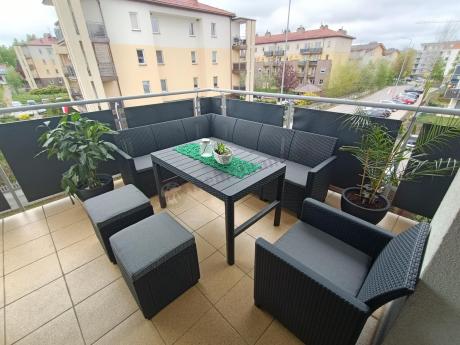 Grafitowy narożnik tarasowy 172 x 222cm stół podnoszony, fotel i dwie pufy