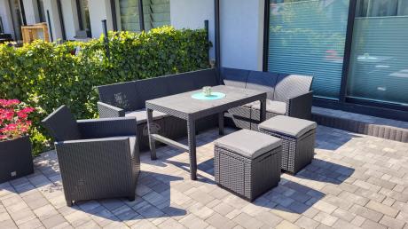 Grafitowy narożnik tarasowy 172 x 222cm stół podnoszony, fotel i dwie pufy