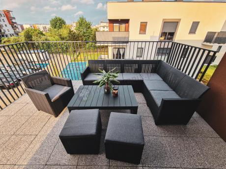 Grafitowy narożnik tarasowy 172 x 222cm stół podnoszony, fotel i dwie pufy