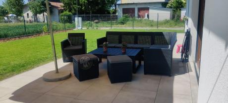 Grafitowy narożnik tarasowy 172 x 222cm stół podnoszony, fotel i dwie pufy