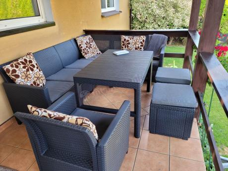 Grafitowy narożnik tarasowy 172 x 222cm stół podnoszony, fotel i dwie pufy