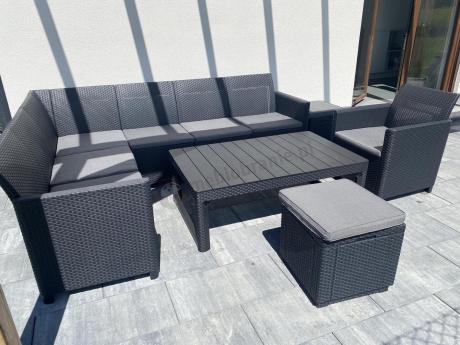 Grafitowy narożnik tarasowy 172 x 222cm stół podnoszony, fotel i dwie pufy