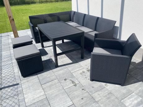 Grafitowy narożnik tarasowy 172 x 222cm stół podnoszony, fotel i dwie pufy