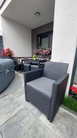 Grafitowy narożnik tarasowy 172 x 222cm stół podnoszony, fotel i dwie pufy