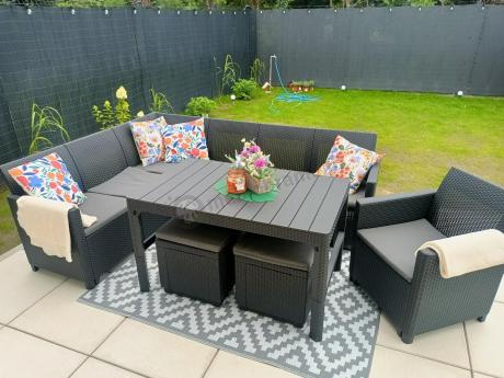 Grafitowy narożnik tarasowy Nedler 172 x 222cm stół podnoszony, fotel i dwie pufy