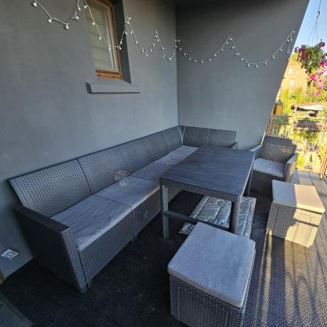 Grafitowy narożnik tarasowy Nedler 172 x 222cm stół podnoszony, fotel i dwie pufy
