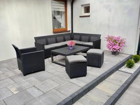 Grafitowy narożnik tarasowy Nedler 172 x 222cm stół podnoszony, fotel i dwie pufy