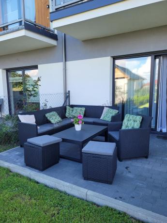 Grafitowy narożnik tarasowy Nedler 172 x 222cm stół podnoszony, fotel i dwie pufy