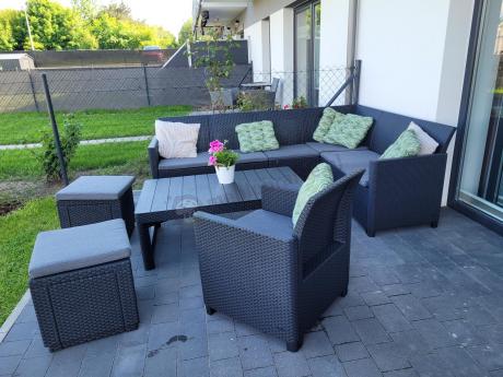 Grafitowy narożnik tarasowy Nedler 172 x 222cm stół podnoszony, fotel i dwie pufy