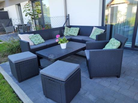 Grafitowy narożnik tarasowy Nedler 172 x 222cm stół podnoszony, fotel i dwie pufy