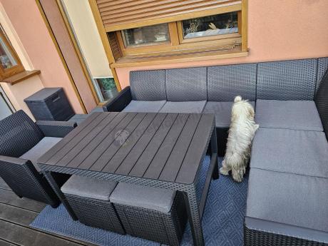 Grafitowy narożnik tarasowy Nedler 172 x 222cm stół podnoszony, fotel i dwie pufy