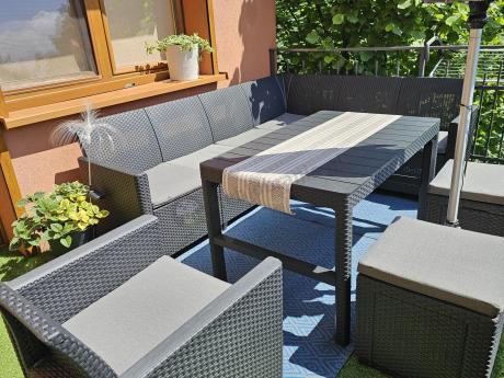 Grafitowy narożnik tarasowy Nedler 172 x 222cm stół podnoszony, fotel i dwie pufy