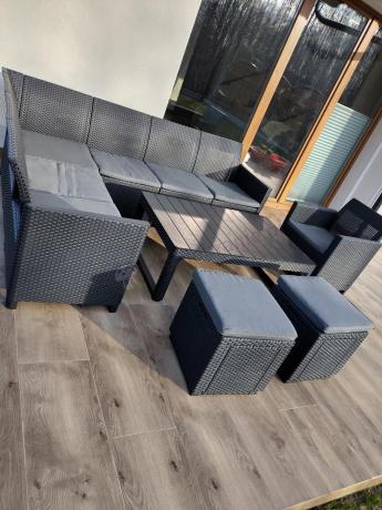 Grafitowy narożnik tarasowy Nedler 172 x 222cm stół podnoszony, fotel i dwie pufy